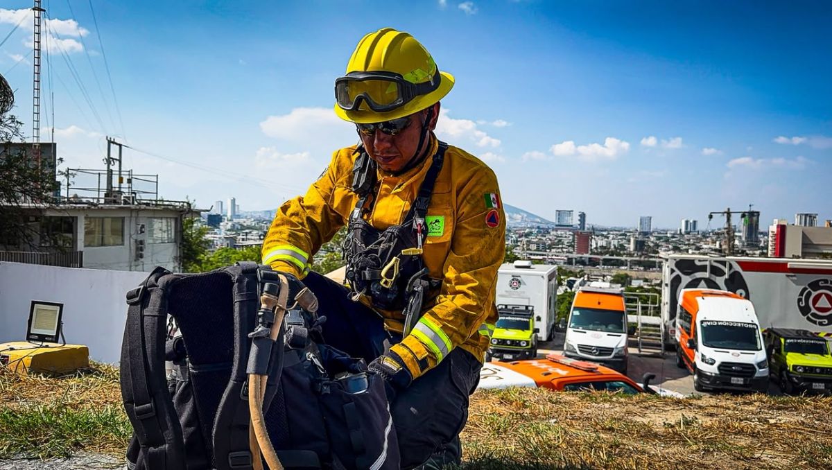 Jorge Raymundo Aguilar Sosa se suma al combate contra los incendios forestales | Foto: Pedro Damián