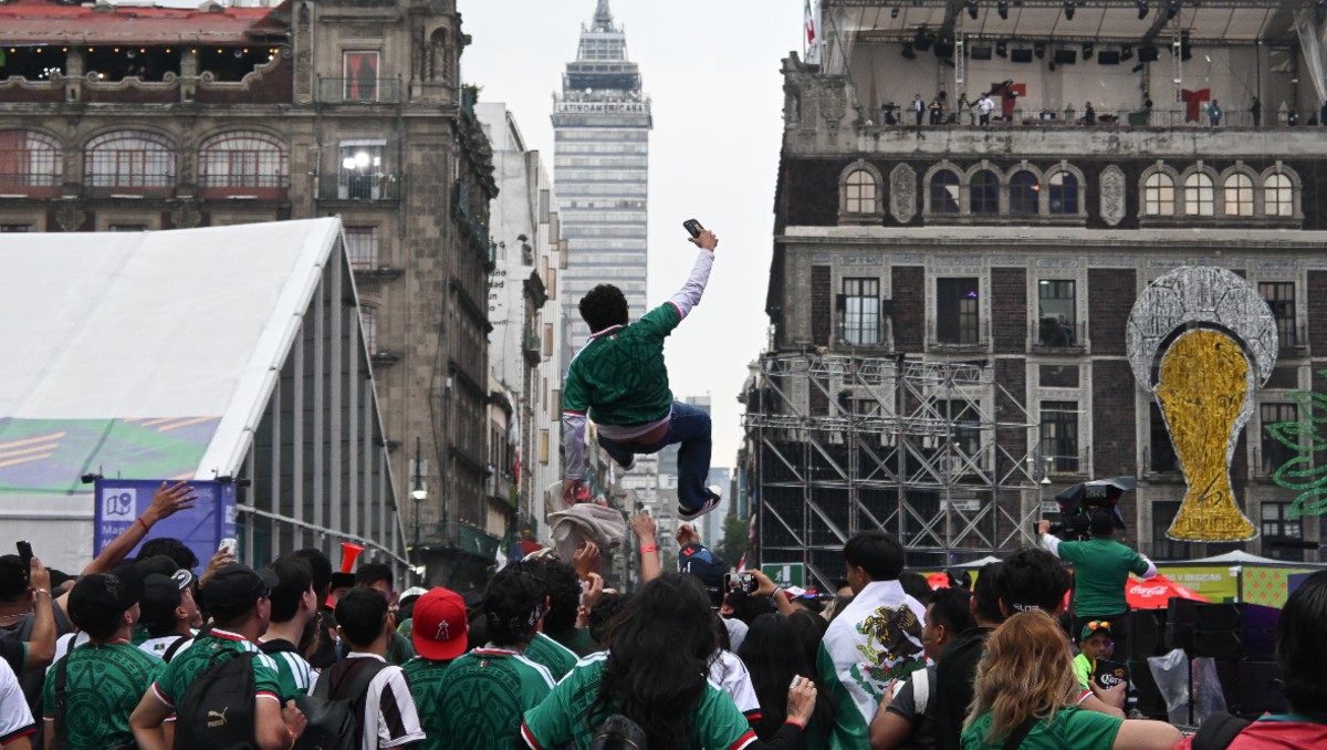 Millones de aficionados se concentraron en el Zócalo durante el Mundial para ver los partidos de México. | Foto: Daniel Augusto