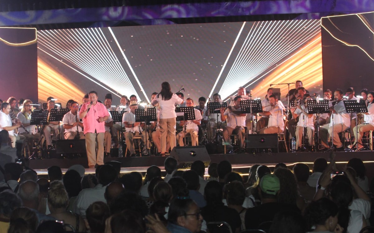 Playa Miramar se llena de música para recordar a Roberto Cantoral. | Foto: Sergio Sánchez