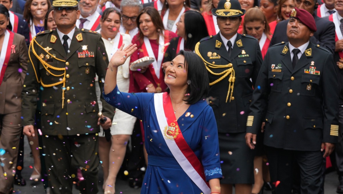 La presidenta de Perú, Keiko Fujimori, se dirige al palacio presidencial tras su toma de posesión en Lima, Perú. | Foto: AP