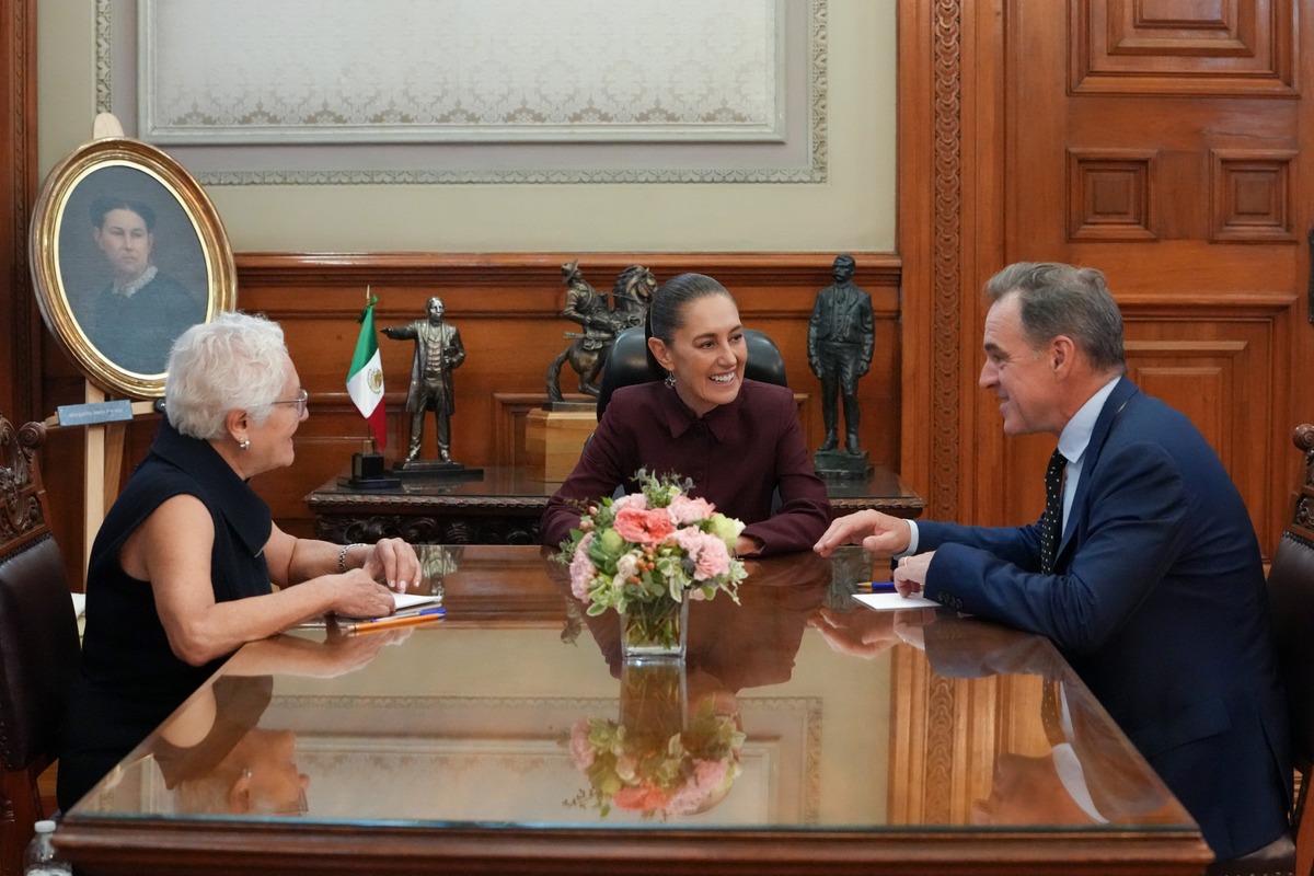 Sheinbaum se reúne con Niall Ferguson en Palacio Nacional. | Foto: X (@Claudiashein)