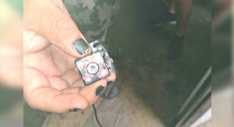 Del tornillo se extendía un cable que pasaba desapercibido al filo de las columnas. (Foto: especial)