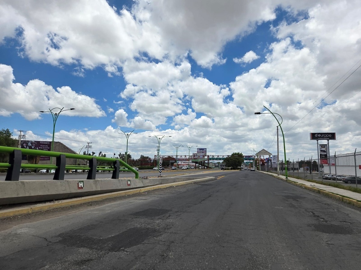 Trabajos de pavimentación en el bulevar Felipe Ángeles. (Cortesía)