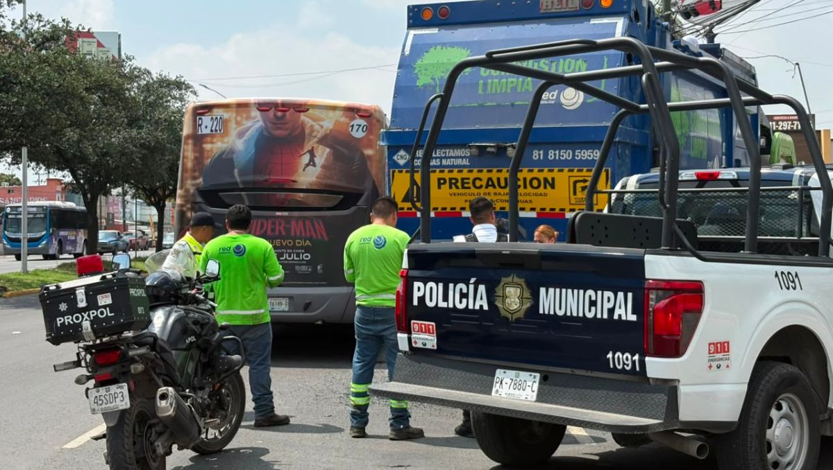 La parte trasera del camión recolector impactó contra la ruta urbana en Escobedo. | Edgar Plata