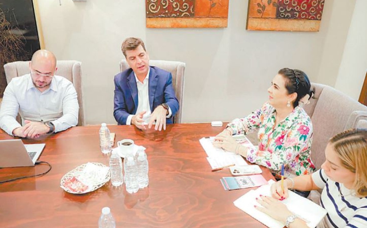 Gabriel Baldini, CEO de Tiendas Bara, con la alcaldesa de Tampico. | FACEBOOK/MÓNICA VILLARREAL