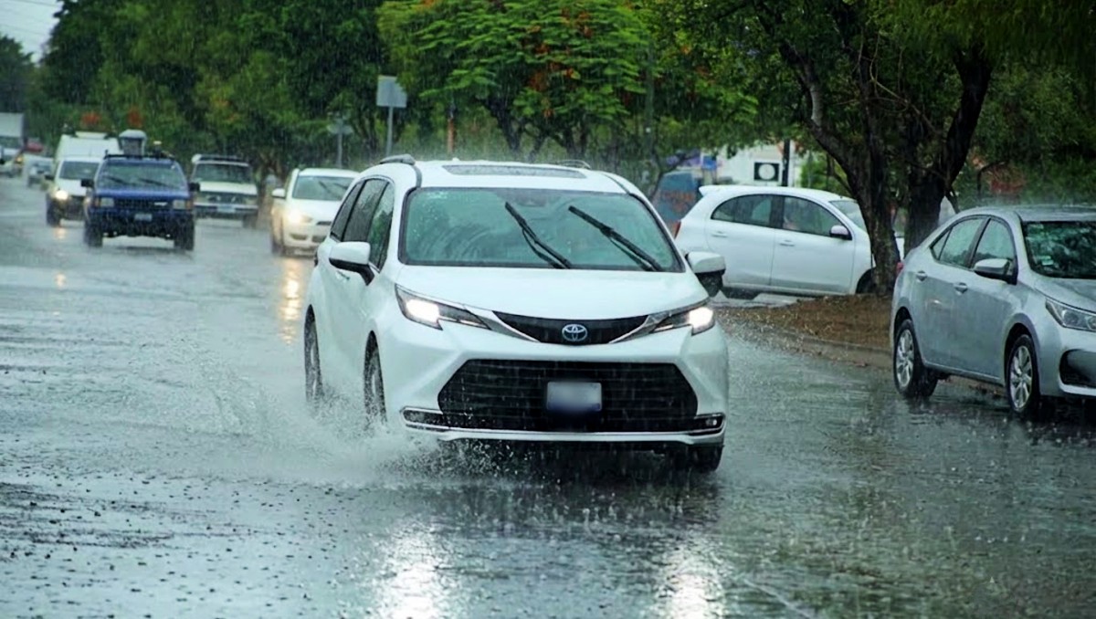Lluvia en León provoca encharcamientos y afectaciones viales | Daniela Béjar
