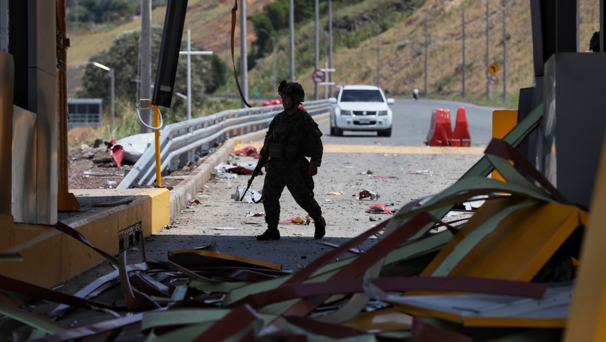 Soldado en una caseta de peaje de la Carretera Panamericana, dañada por la explosión | Foto: AP