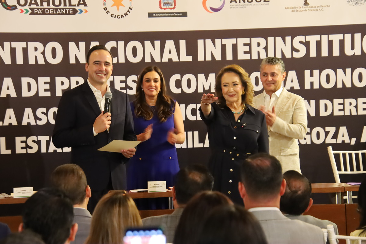 Yasmín Esquivel es nombrada socia honoraria en Coahuila. | Verónica Rivera.