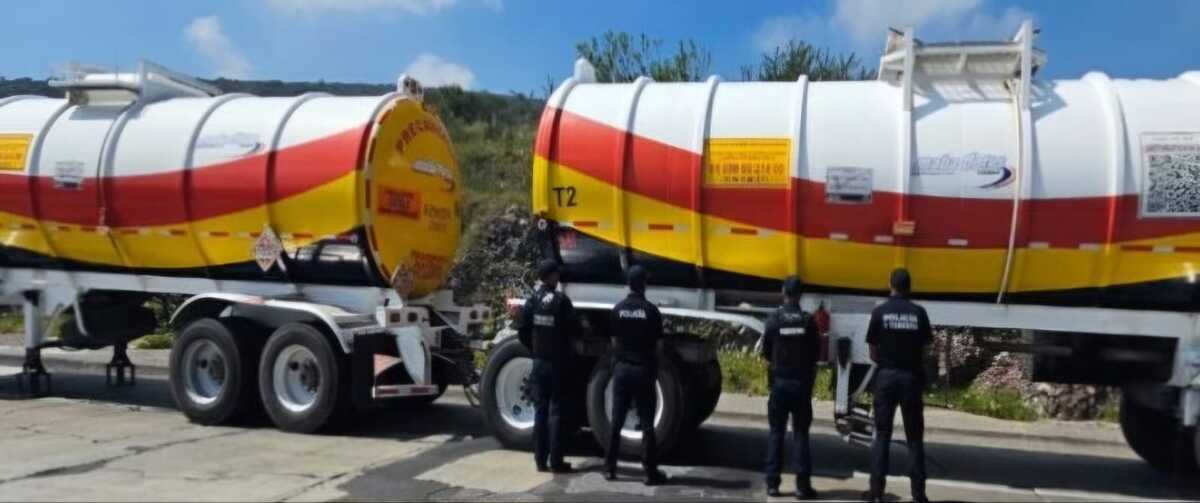 El primer aseguramiento ocurrió en Tula de Allende, donde policías estatales localizaron un tractocamión con 60 mil litros de combustible. (Cortesía)