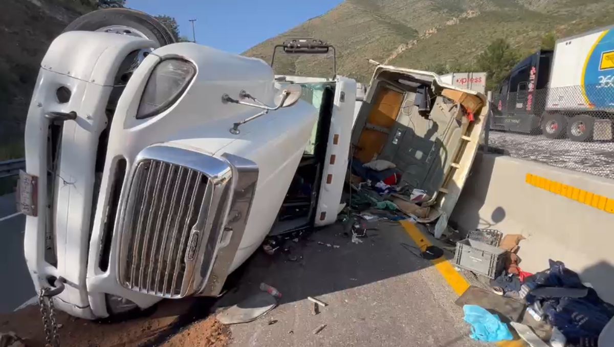 La carga quedó regada y provocó cierres en la carretera 57 | Christian Montelongo