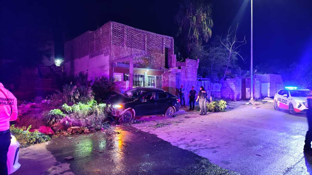 La conductora, de 35 años, resultó ilesa tras perder el control de su auto en el bulevar Río Nazas; el alcoholímetro dio negativo.| Foto: Peritos
