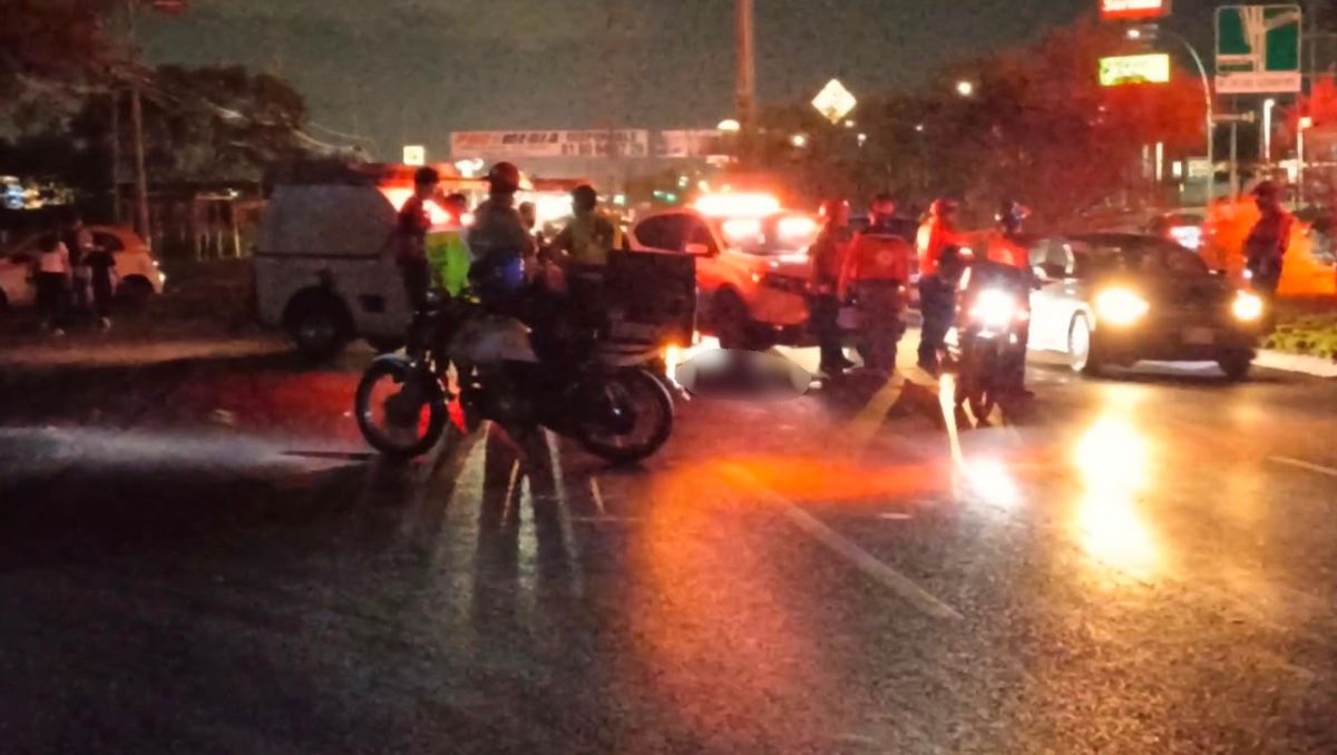 Elementos de Tránsito, Fuerza Civil y Protección Civil acordonaron la zona sobre la avenida Lincoln a la espera de los peritos  | Ángel Mercado