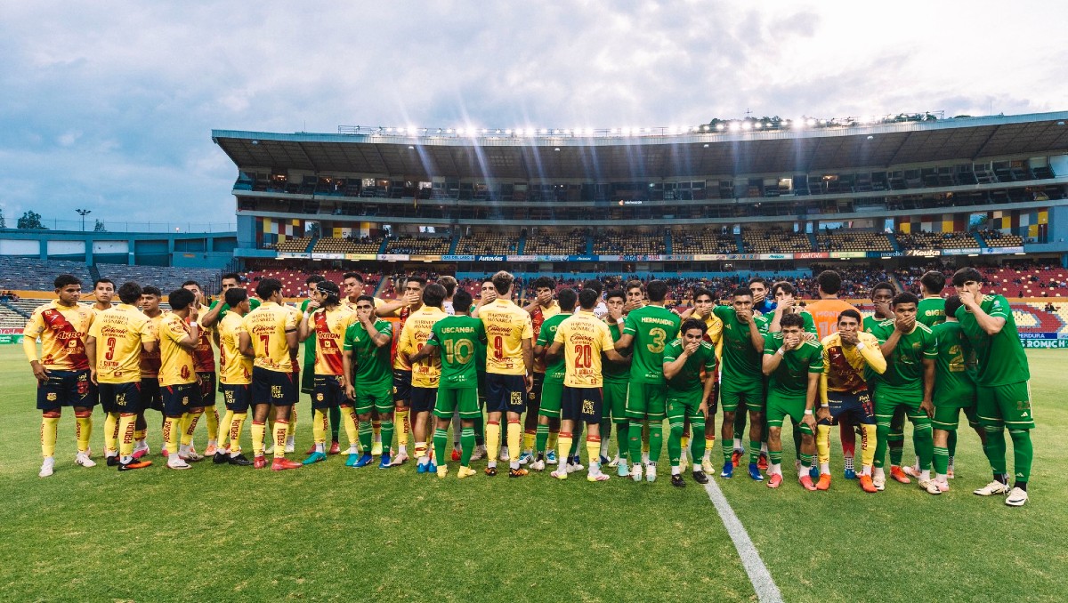 Jugadores de Morelia y Cancún protestan previo a su partido (X: @cancun_fc)