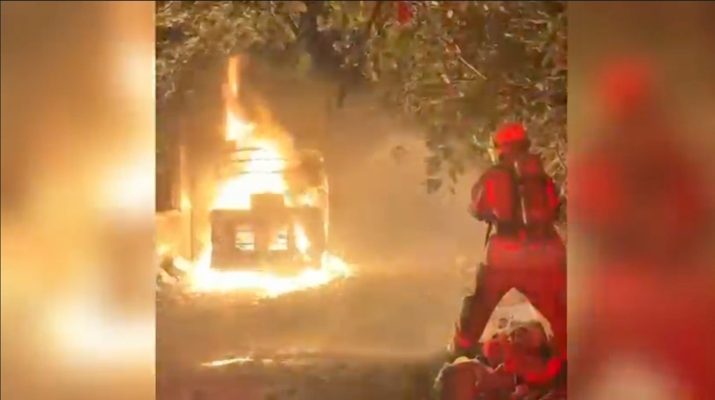 Localizan a persona calcinada en mototaxi incendiado en la colonia Alcarabán. | Foto: Especial