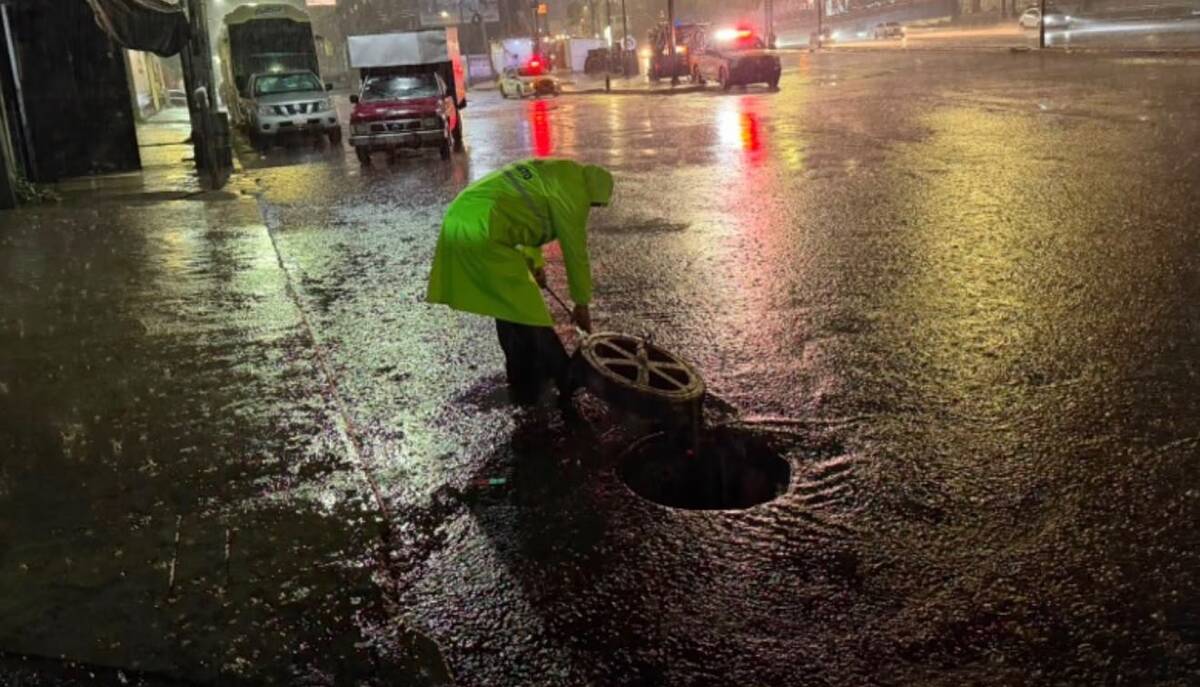 Personal de la SSC destapó coladeras en CdMx.