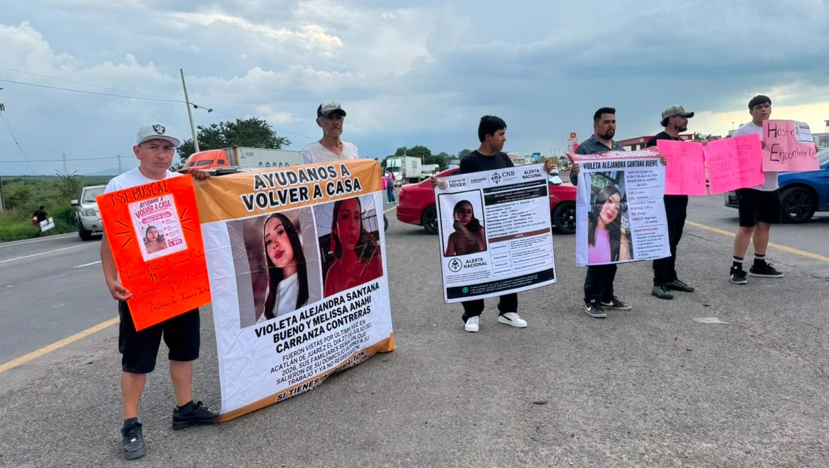 Protestan con bloqueo carretero para exigir la localización de Violeta Alejandra Santana Bueno y Melissa Anahí Carranza Contreras (Tony Martínez)