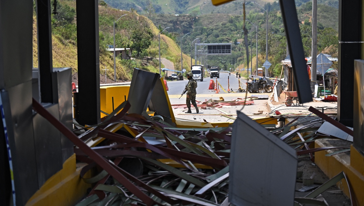 Soldado hace guardia después del ataque a una plaza de peaje en Santander de Quilichao, departamento del Cauca, Colombia. | AFP