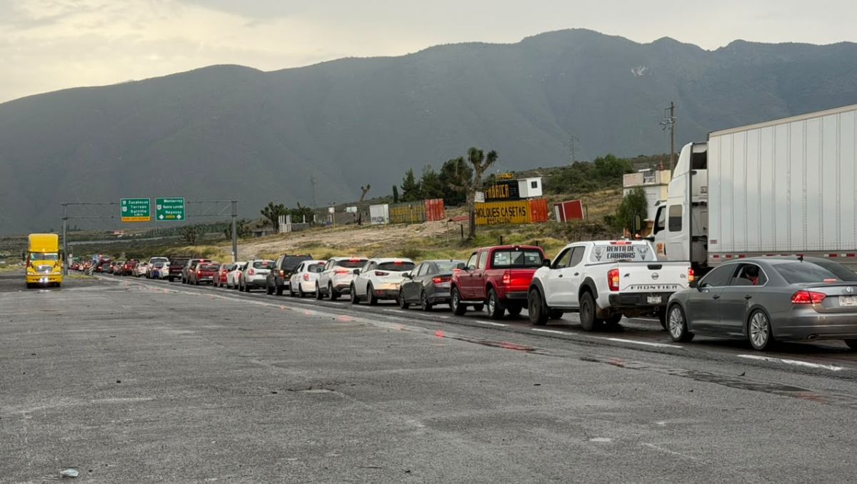 Los trabajos para el retiro de la unidad siniestrada, mantienen cerrado el paso. Foto: Jesús Villegas