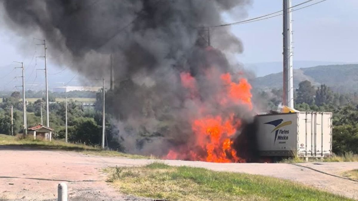 La vialidad fue cerrada por varias horas mientras cuerpos de emergencia atendían el accidente. | Redes Sociales