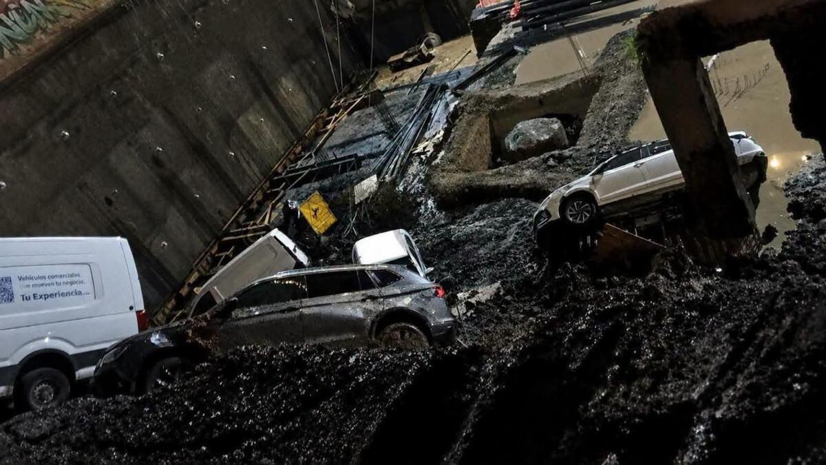 Una posible causa del derrumbe estaría relacionada con una construcción en obra negra a un costado de las instalaciones. | Redes Sociales