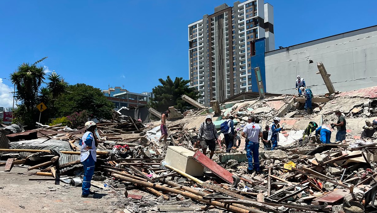 Equipos de rescate buscan supervivientes entre los escombros de un edificio colapsado tras un terremoto en Pereira, Colombia. | AFP