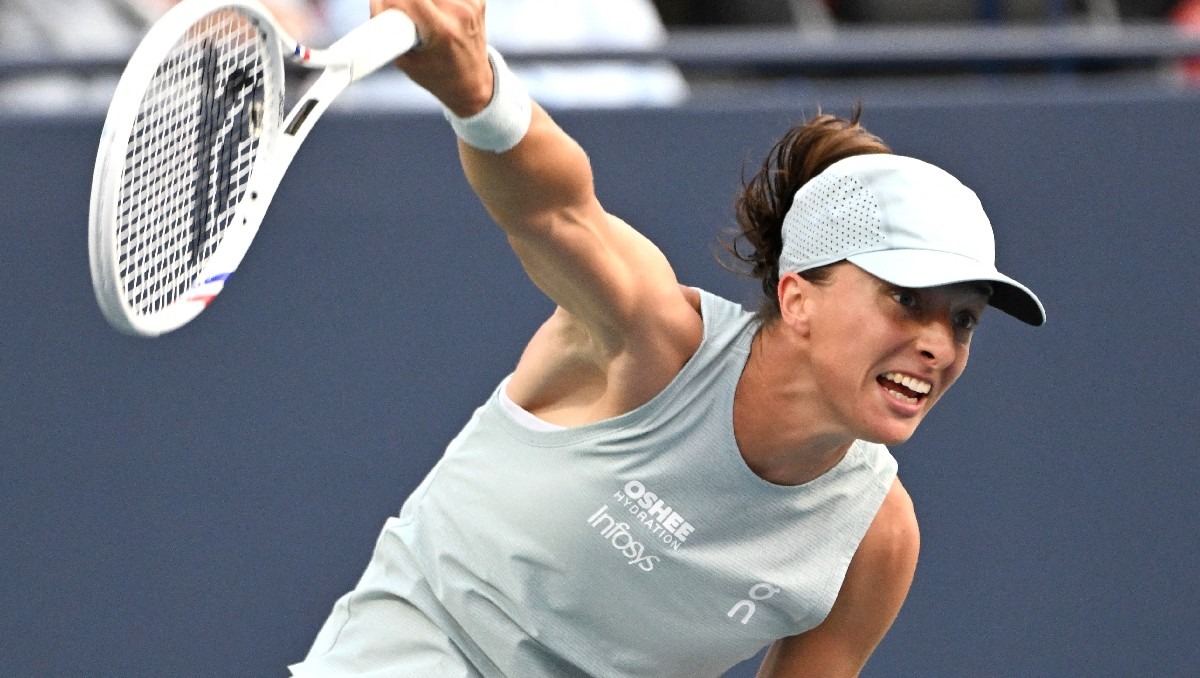 Iga Swiatek devuelve la pelota durante su victoria sobre Diana Shnaider en los cuartos de final del WTA 1000 de Toronto. (Agencia Reuters)