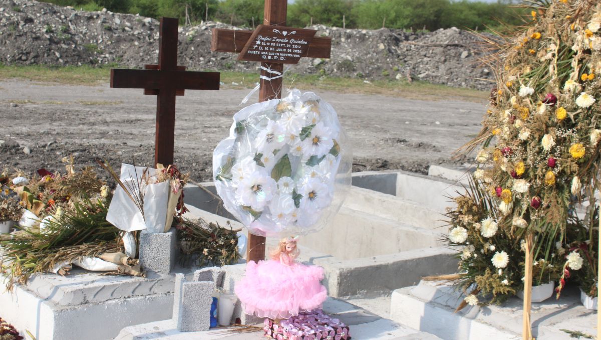En El Mante, personas acuden al lugar donde descansan los restos de la menor mientras su familia busca justicia. (Yazmín Sánchez)