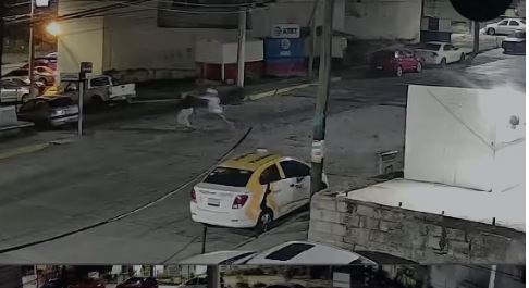 Una mujer fue víctima de un asalto con violencia mientras caminaba por una calle de la colonia 11 de Julio. (Video)