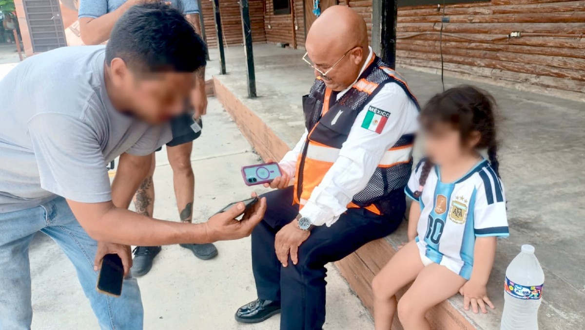 El oficial bajó de la unidad y resguardó a la pequeña para evitar que se pusiera en riesgo. | Especial