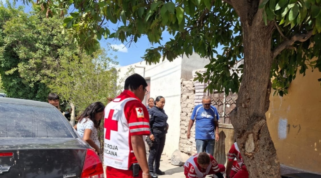 Paramédicos de la Cruz Roja atendieron al menor. | Foto: Damián Ramírez