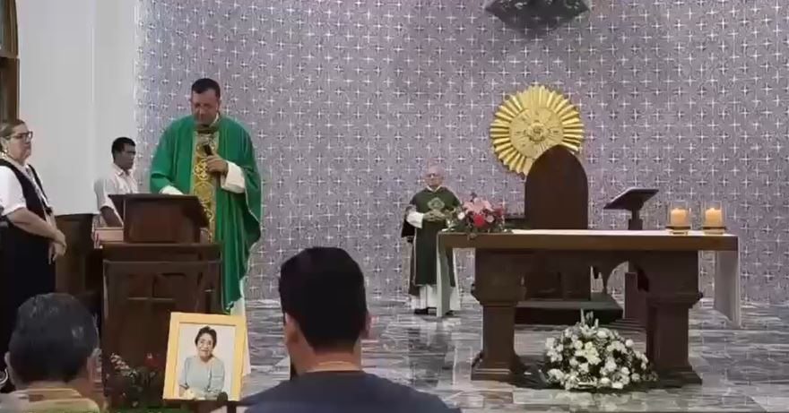El párroco evitó que entre los devotos se desatara pánico. | Foto: Captura de pantalla
