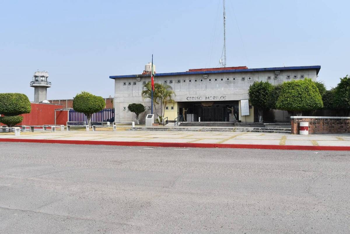 Peritos de la FGE de Morelos ingresaron al penal de Atlacholoaya para procesar la escena del crimen.I Foto: Especial