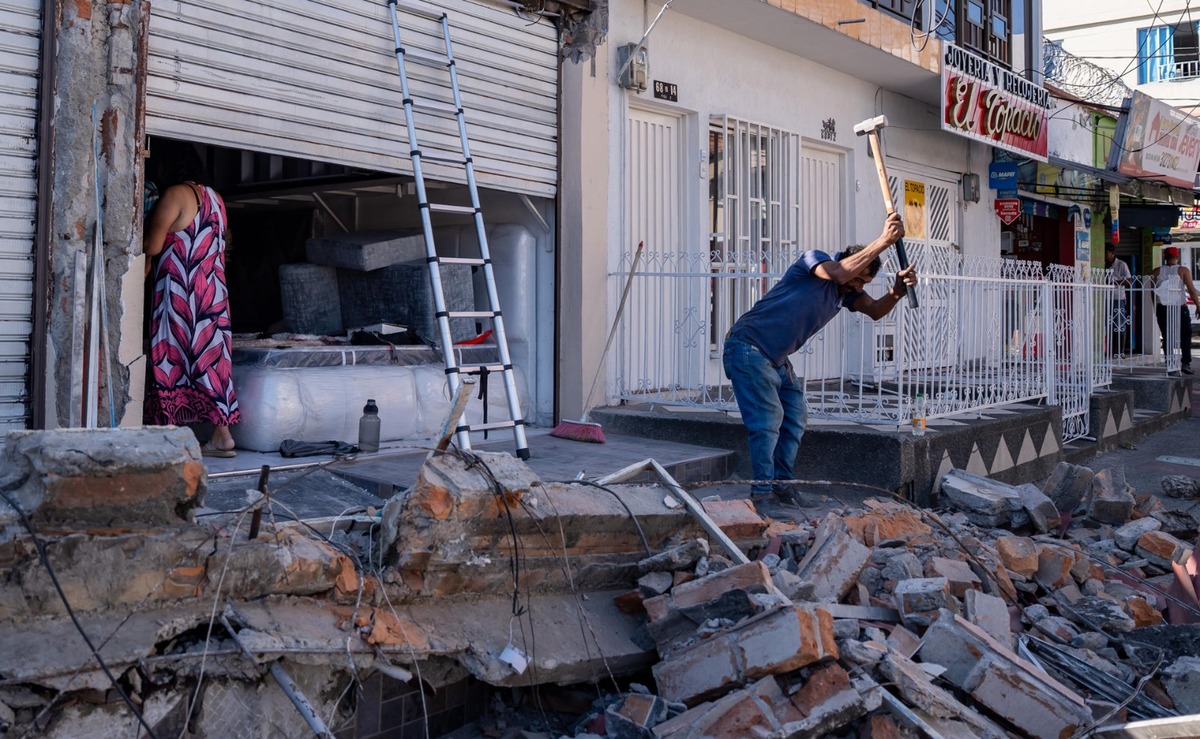 Persona remueve escombros luego de un terremoto de magnitud 7,4 este 10 de agosto en Pereira, Colombia | EFE