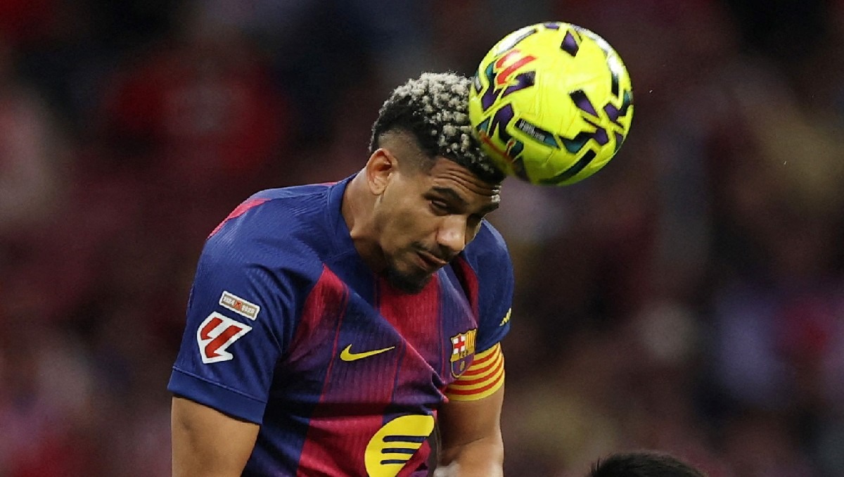 Ronald Araujo deja al Barcelona para jugar cedido una temporada con el Liverpool. (Agencia Reuters)