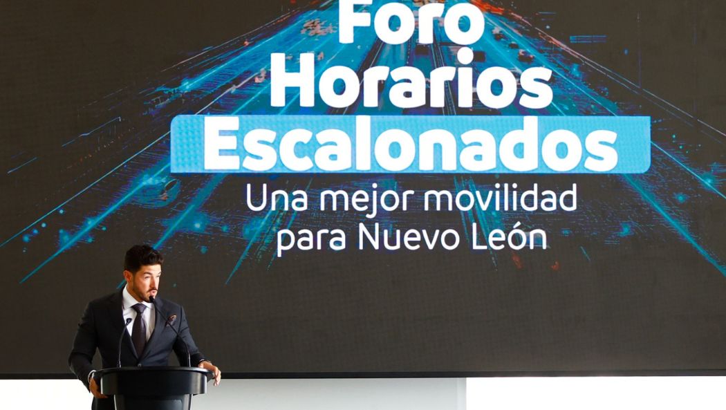 Samuel García y Hernán Villarreal durante su participación en el foro "Horarios escalonados, una mejor movilidad para Nuevo León" | Jorge López