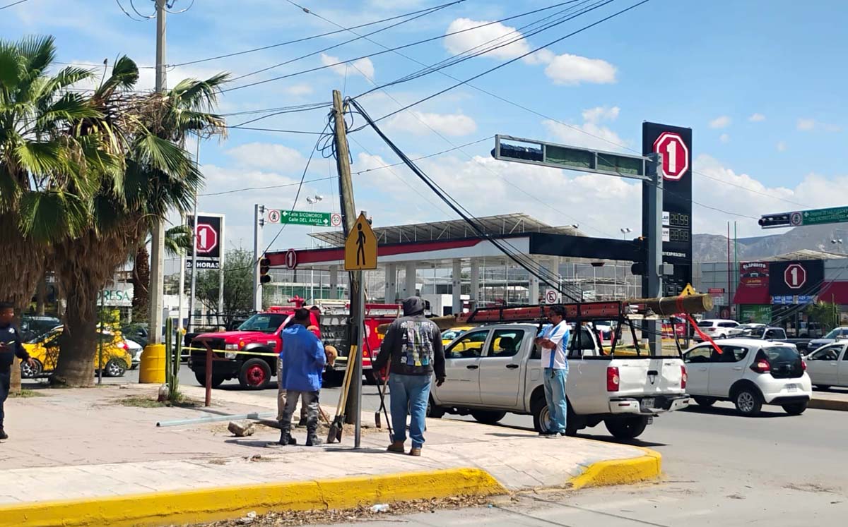 Tráiler jala cables, derriba poste y provoca caos vial al sur de Torreón. | Foto: Alejandro Castañeda