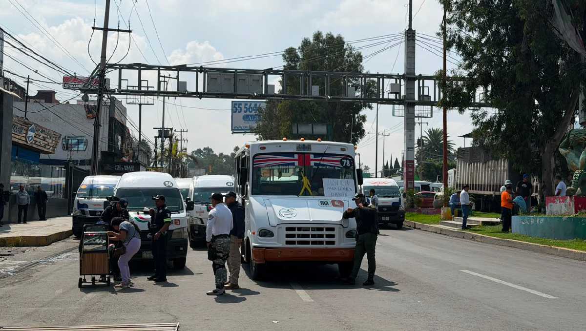 Los transportistas se estacionaron a la altura de la Universidad Humanitas. | Foto: Zuleyma García