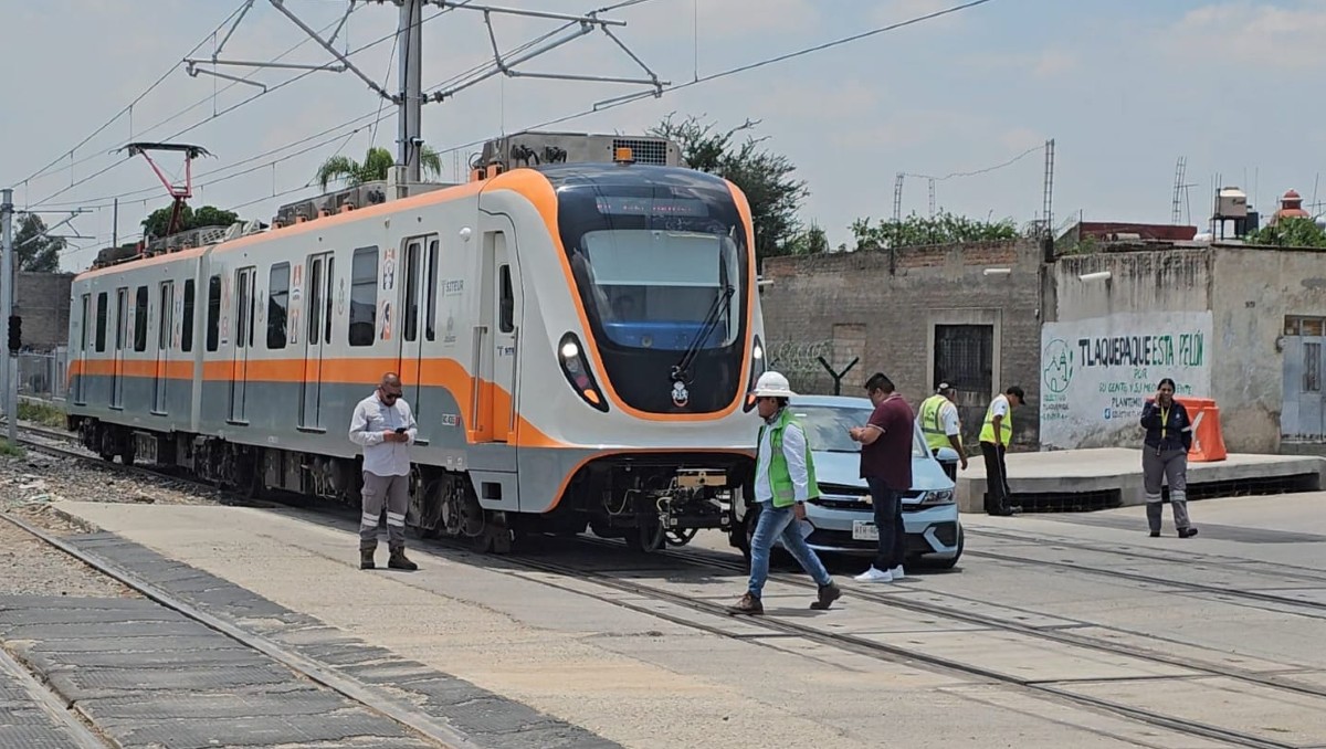 El tren de la Línea 4 permaneció suspendido a la altura de Tlaquepaque (Juan Carlos Munguía)