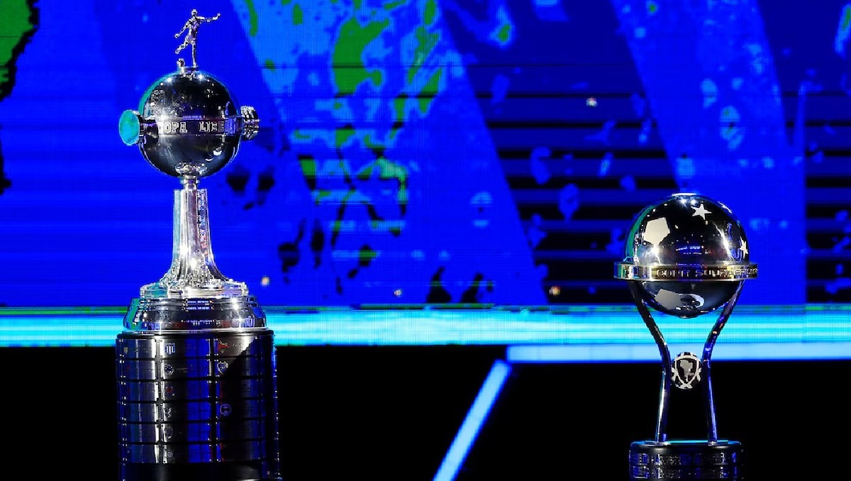 Trofeos Copa Libertadores y la Copa Sudamericana, torneos que suspendieron temporalmente sus partidos programados en Colombia. (Agencia Reuters)