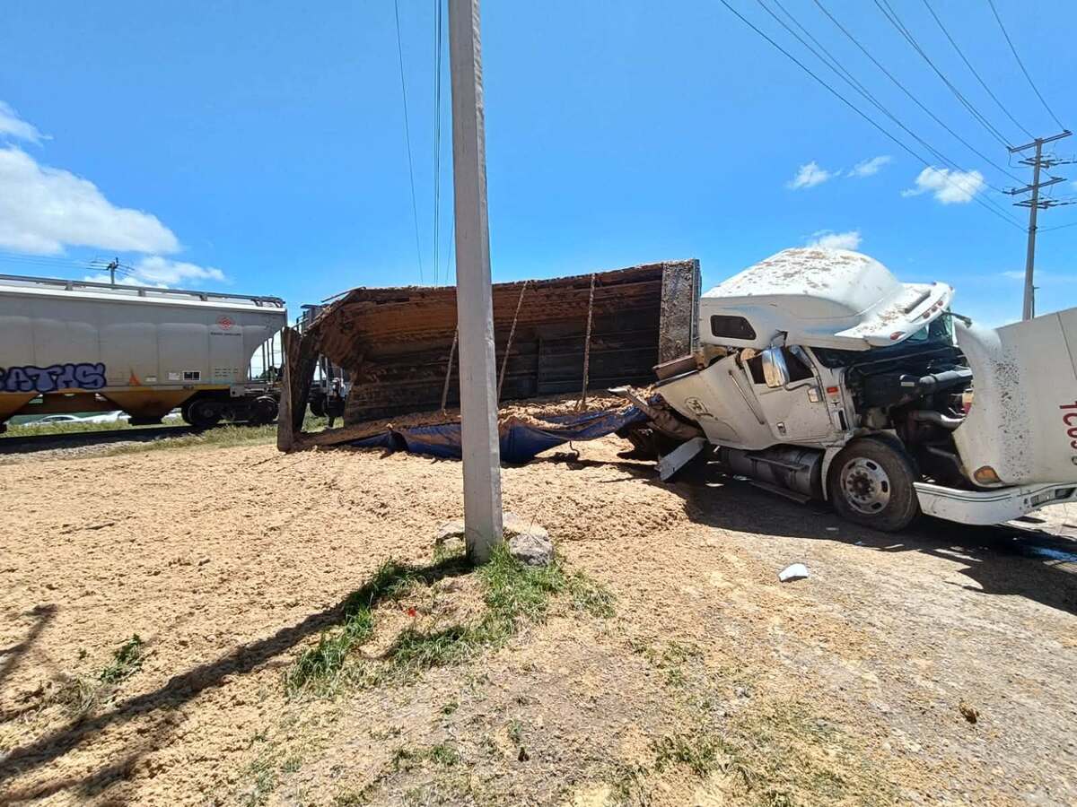 El accidente ocurrió cuando la unidad de carga ingresó al cruce ferroviario y fue alcanzada por el convoy. (Cortesía)