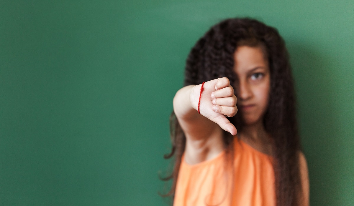 El acoso escolar tiene consecuencias psicológicas e incluso puede generar síntomas físicos. (fotografía de Magnific)