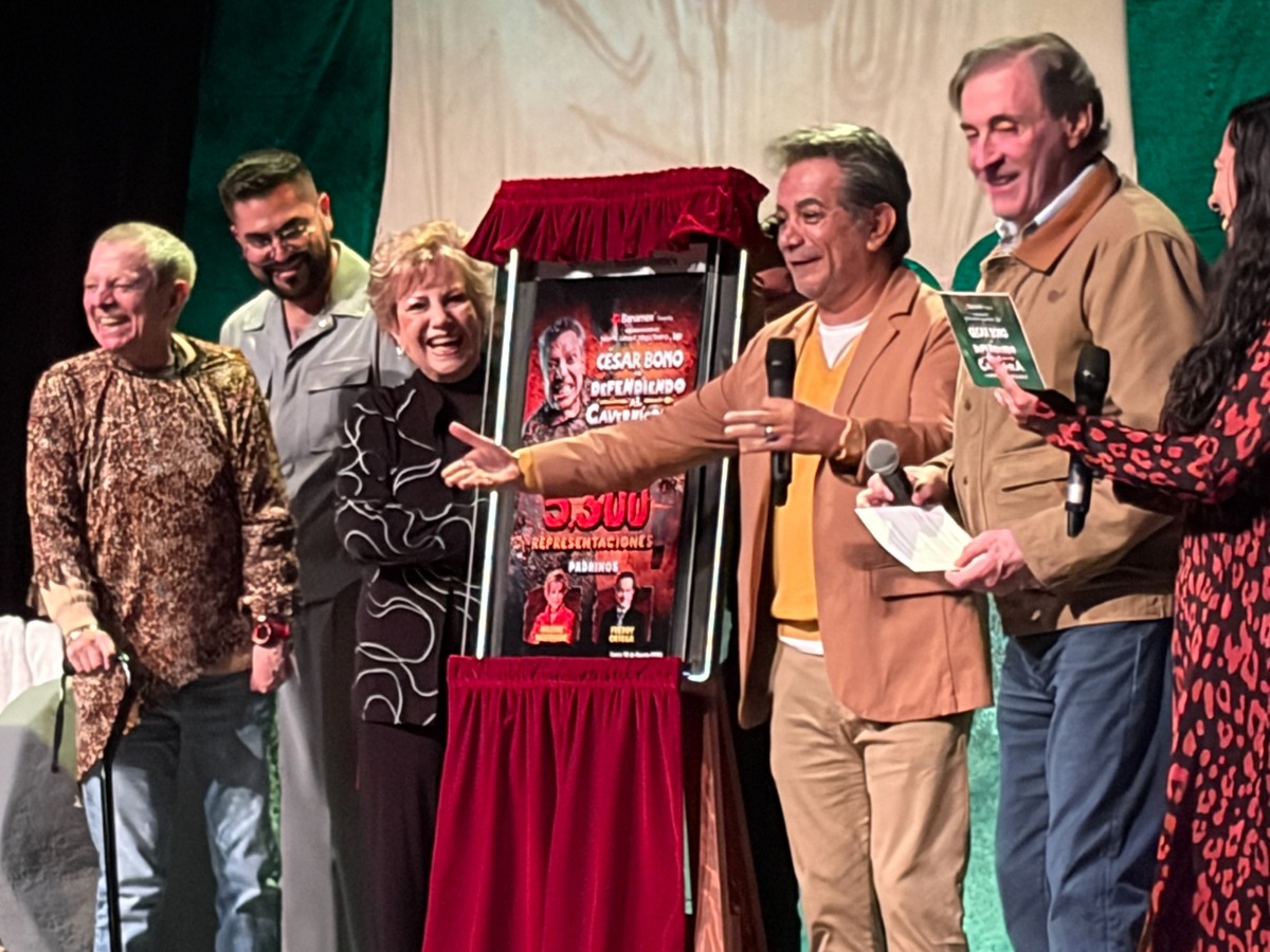 César Bono flanqueado por Maxine Woodside, Freddy Ortega y el productor Morris Gilbert durante la develación de la placa por 5,300 funciones.