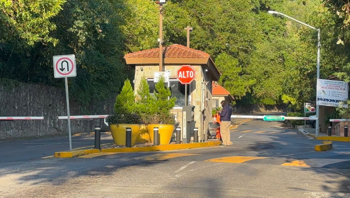 La empleada entregó el dinero y objetos de valor a los conductores de varios vehículos que llegaron hasta el domicilio. Fernanda Pérez