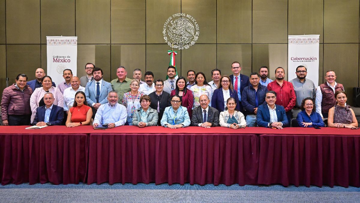 Funcionarios del gabinete estatal y federal, junto con alcaldes, revisaron los detalles del Plan Oriente de Edomex. | Foto: Cortesía GEM