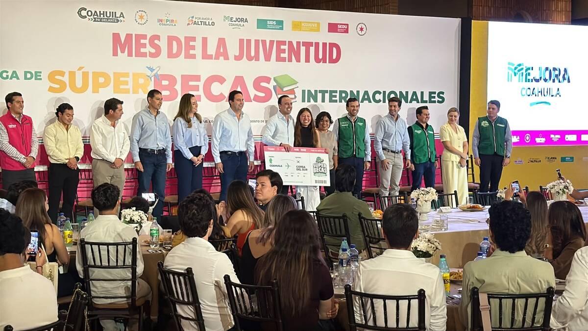 El gobernador hizo entrega de las 'Súper becas'. | Foto: Iván Sánchez