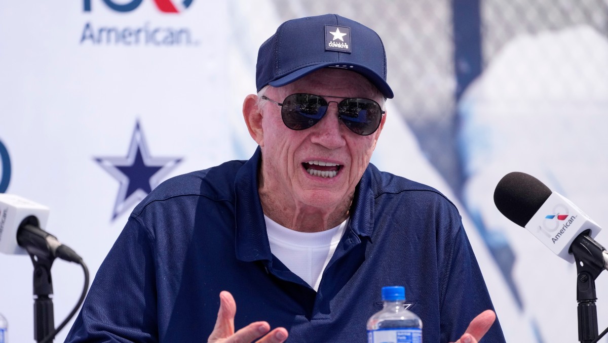 Jerry Jones podría vender una parte de los Dallas Cowboys a Mark Cuban (AP)