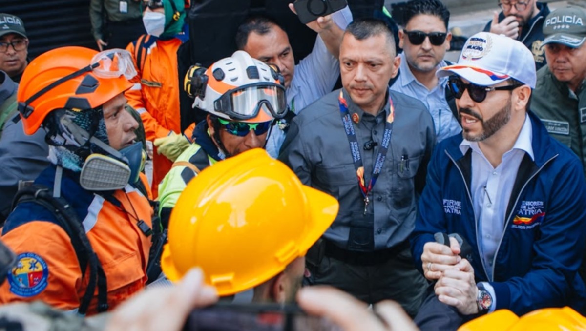 El líder colombiano ha acudido a regiones como Pereira para supervisar los avances en las labores de rescate | Foto: Reuters