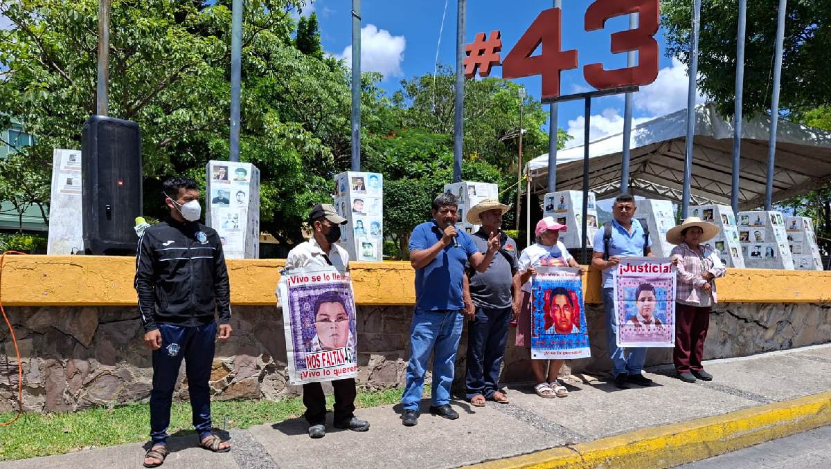 Padres de los 43 normalistas se concentraron en el antimonumento de Chilpancingo para exigir avances en el caso. | Especial