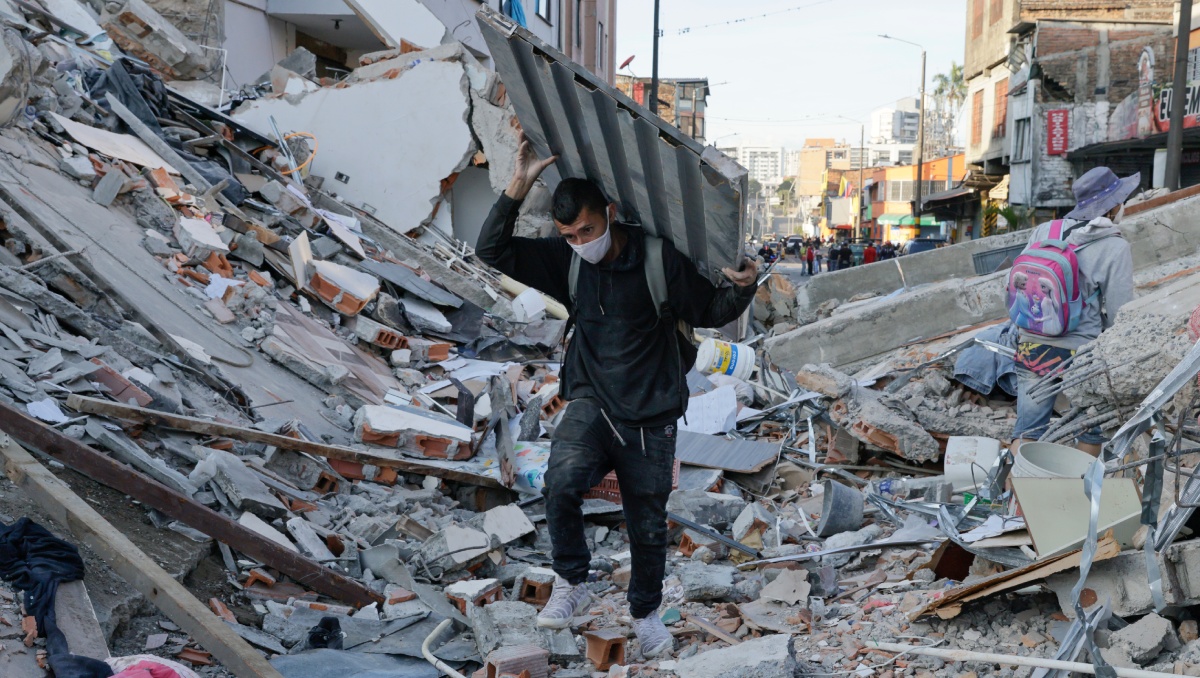 Una persona camina entre los escombros en Pereira tras el sismo de 7.4 que sacudió Colombia | Foto: EFE
