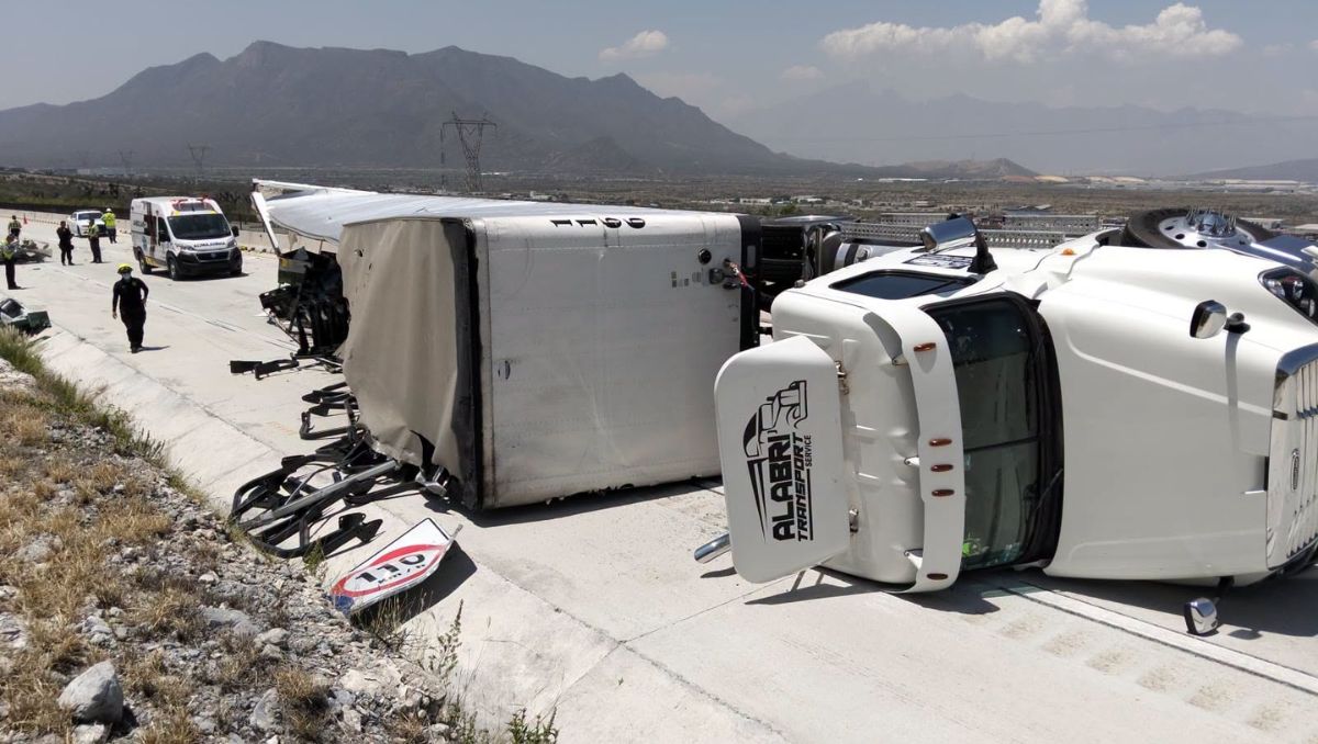 La pesada unidad transportaba  piezas para refacciones de vehículos. Foto: Especial